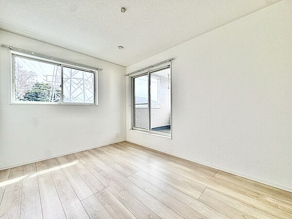 一日の疲れを癒す、落ち着いたプライベートルーム。2面採光でお部屋全体が明るく過ごしやすい居室です。