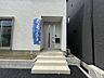 玄関：玄関先に屋根部分もある為、雨にも濡れずにドアの開閉が出来ます。 スマートキーの為、専用キーをかざすだけで赤井兵が出来ます。