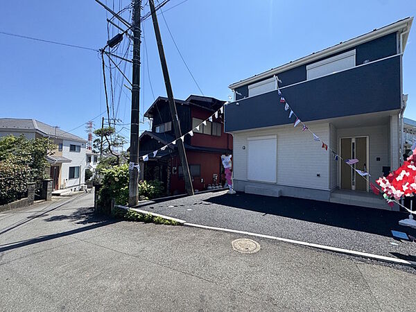 前面は比較的交通量の少ない道路となっておりますので、お車の運転が少し心配な方も落ち着いて駐車することが出来そうです。