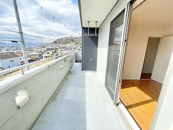広々としたバルコニーを完備しておりますのでお洗濯物も安心出来そうです。
