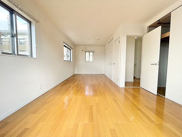 2回の居室2帖になります。将来設計のため、2部屋に分けてご利用いただくことも可能でございます。
