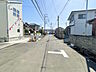 外観：落ち着いた住宅街の風景に馴染む、ゆとりある前面道路。視界が広く確保された、日々の暮らしに安心感をもたらす穏やかな住環境が整っています 
