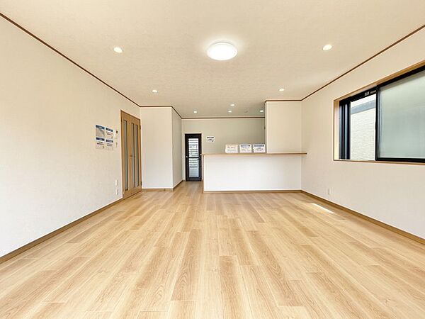 LDKは広々とした19帖。リフォーム前ですが大変綺麗にお使いです。期間限定の現況販売です。是非一度ご覧になってみてください。