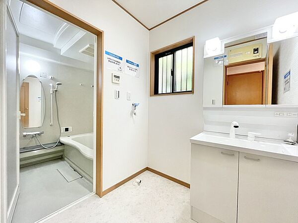 広々とした空間の洗面化粧台スペース。大型の洗濯機も問題なく置けそうです。