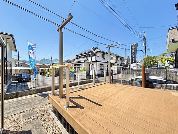 お庭にはウッドデッキがございます。BBQや日向ぼっこなど、多彩に使えるホビースペース