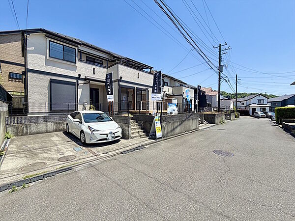 前面道路は約6mあり、交通量も比較的少ない閑静な住宅街です。まずは周辺環境をご確認くださいませ。