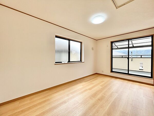 2階約6.5帖の洋室。全居室6帖以上の開放感を現地にてご体感下さい。 屋根裏収納付きのお部屋です。