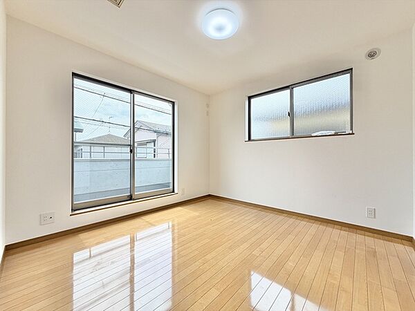 2面採光のため明るいお部屋となっております。窓も大きく開放感のある住宅ですね。