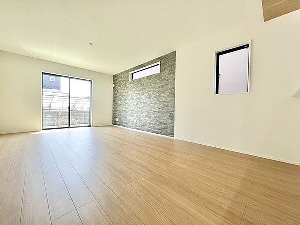 明るい光がたっぷり差し込む広々リビングは、家族みんながのびのび過ごせる心地よい空間。キッチンや階段への動線もスムーズで、毎日の暮らしがもっと快適に。自然と会話が生まれる、あたたかい住まいです。