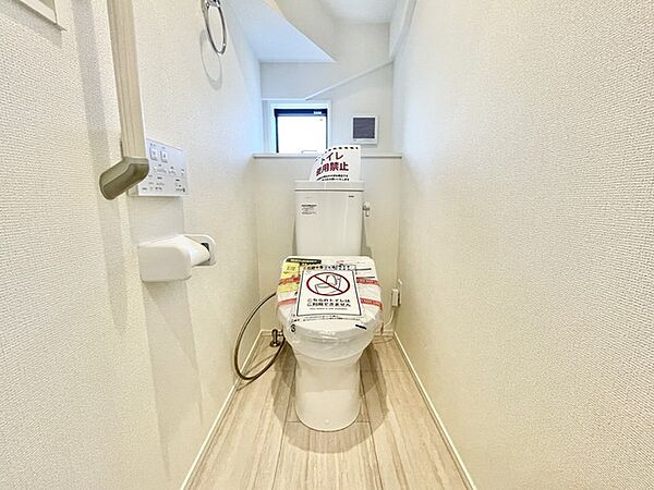 ■ウォシュレット付きトイレ 洗浄機能・脱臭機能を完備、開口窓も設け清潔な室内にすることが可能です。