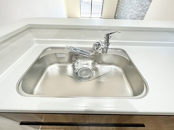 蛇口をひねれば、いつでも美味しい水が飲めるのは大きなメリットです。 ウォーターサーバーやペットボトルをその都度入れるのは大変ですが、シンク内の蛇口から浄水出れば楽に炊事ができますね。