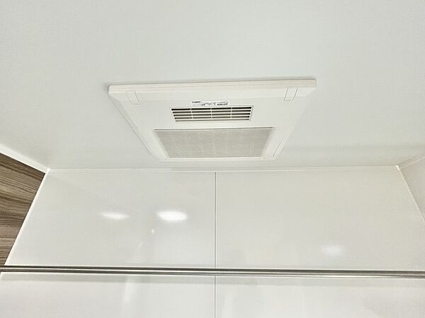 基本機能は、乾燥、暖房、換気、涼風、24時間換気の5つです。それぞれの機能に特長があり、毎日使用するにあたり、季節に合った使用方法がありますので、浴室乾燥機は年間を通して使うことができます。