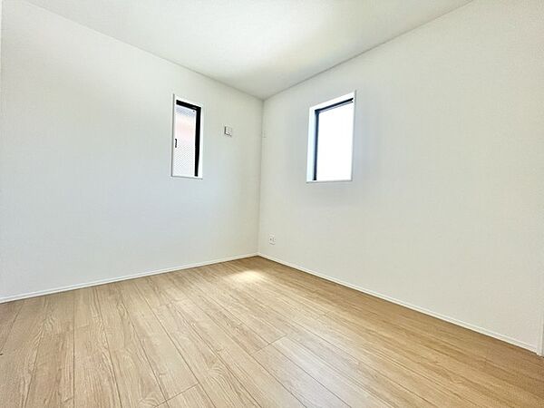 やさしい光が差し込む、シンプルで心落ち着く洋室。大きなクローゼット付きで収納もすっきり、毎日の片付けも楽しくなります。家具の配置もしやすく、寝室にも子ども部屋にもぴったり。