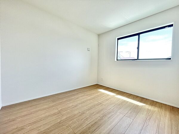 明るい光がたっぷり入る心地よい洋室。広々クローゼットで収納もばっちり！シンプルで使いやすい空間だから、子ども部屋にも寝室にもぴったりです。