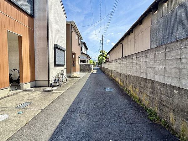 比較的交通量の少ない道路となっております。角地に位置しておりますので、隣地との距離感も取れております。開放感があるため、ゆとりある生活をお送り出来そうです。