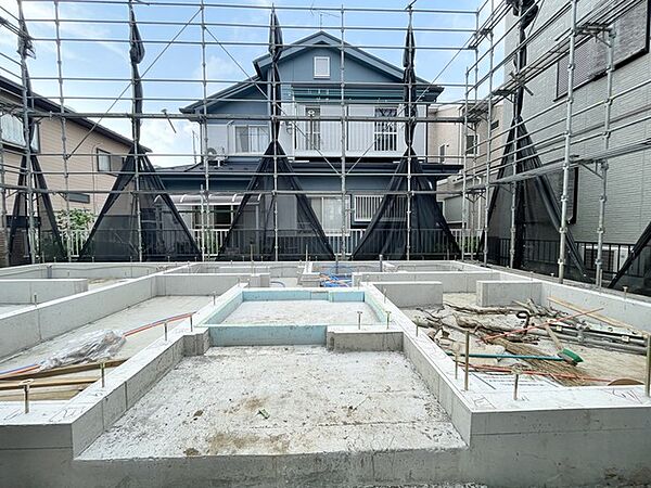 現在建築中の新築住宅です。 最新の耐震基準・断熱性能を備えた安心の住宅仕様。 完成後の内覧予約も承っていますので、ぜひお問合せください。