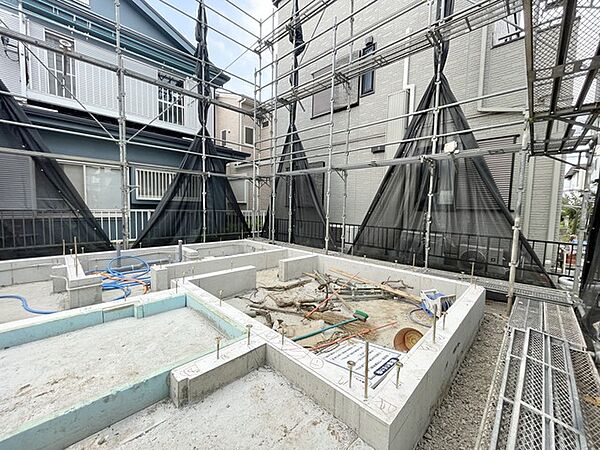 ただいま建築中！青空の下で、あなたの新しい暮らしが着々と形になっています。耐震＋制震の安心構造で、ご家族の毎日をしっかり守る住まい。完成までのワクワクも一緒に楽しめる、“未来が見える”おうちです。