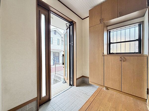 玄関にはシューズボックスがございます。靴の収納はもちろん、ペットのお散歩グッズやスポーツ用品も収納できそうです。今日も元気よく行ってらっしゃい。