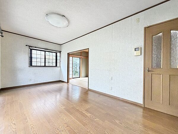 イオン秦野ショッピングセンターやカインズ秦野店なども至近にございますので生活環境も良好です。また、国道246号線も至近を通っておりますので、各方面へのアクセスも良好です。