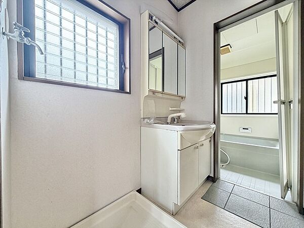 洗面室には、ご支度の際に嬉しい3面鏡を採用しております。鏡裏と足元に収納がございますので、散らかりがちな洗面台もスッキリとお使い頂けます。