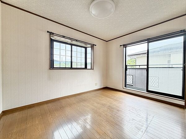 全室2面採光となっておりますので、明るいお部屋となっております。出窓を採用しておりますので、広々とした印象です。是非一度現地をご覧下さい。