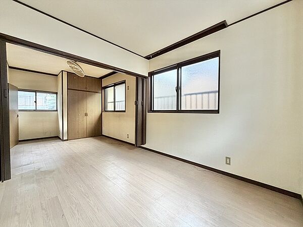 【リフォーム前写真】 各居室は、フローリング上張り・建具交換・クロス交換等を行います。また、各居室に収納を完備しておりますのでお部屋を最大限に広くご活用いただけます。