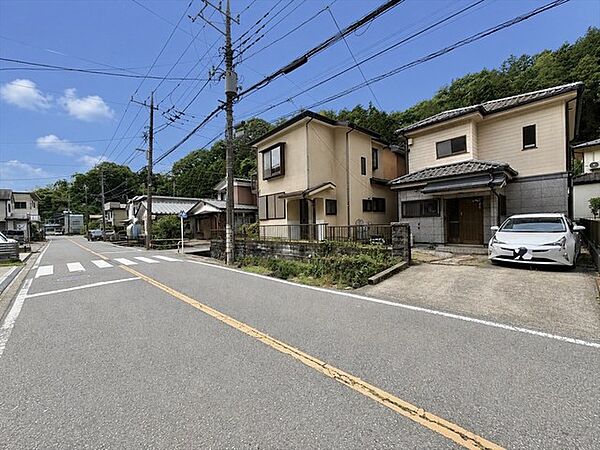 前面は広々とした道路となっておりますので、お車の運転が少し心配な方も落ち着いて駐車することが出来そうです。