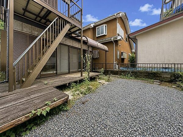 青々としたお空がとても気持ち良いですね。広々とした南庭付きになります。閑静な住宅地位置しておりますので、是非一度現地をご覧下さいませ。