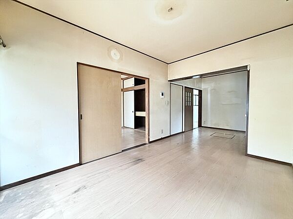 【リフォーム前写真】 LDKは広々17帖に生まれ変わります。広々としており、南側からは温かい日差しの差し込むリビングとなります。