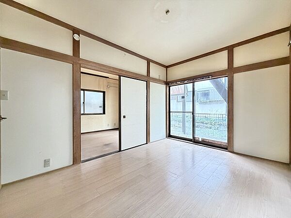 【リフォーム前写真】 一階リビング横の居室はLDKに拡張致します。広々としたリビングにてごゆっくりとおくつろぎくださいませ。