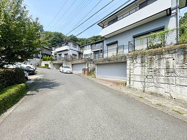 前面道路は、車通りも少なく閑静住宅街です。