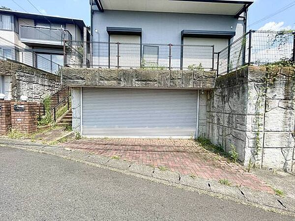 シャッター付きのガレージ付きです。