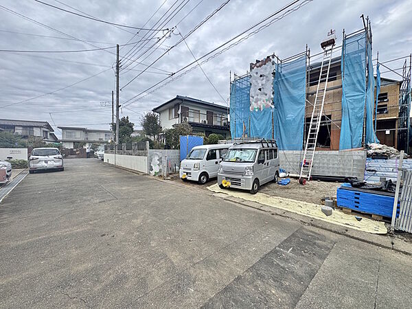 【建築中ならではの安心感】確かな施工でつくる家族の理想のマイホーム。 閑静な住宅街で一際目を引く、明るく開放的な敷地。前面道路がすっきりしており、小さなお子様がいるご家庭も安心の住環境です。