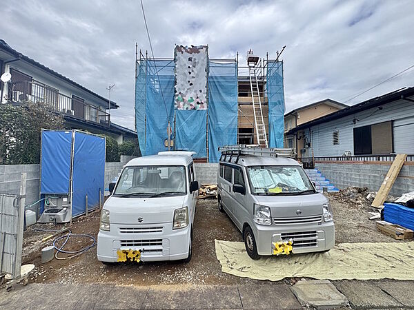 青空に映える建築中の住まいは、耐震＋制震の安心仕様。落ち着いた住宅街で、暮らしやすさと静けさを両立できる環境です。
