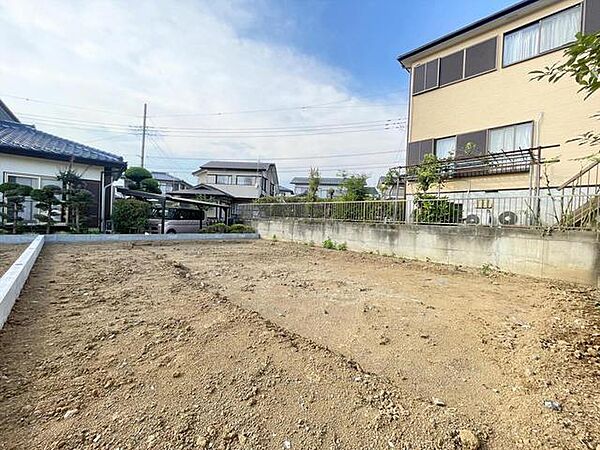 青空に映える建築中の住まいは、耐震＋制震の安心仕様。落ち着いた住宅街で、暮らしやすさと静けさを両立できる環境です。