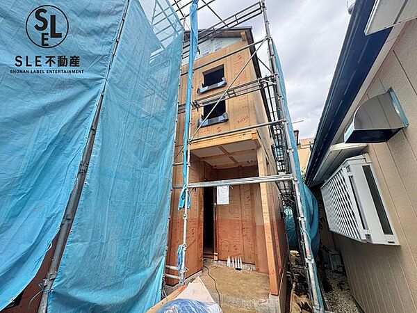 閑静な住宅街のカースペース2台可能な住宅です。