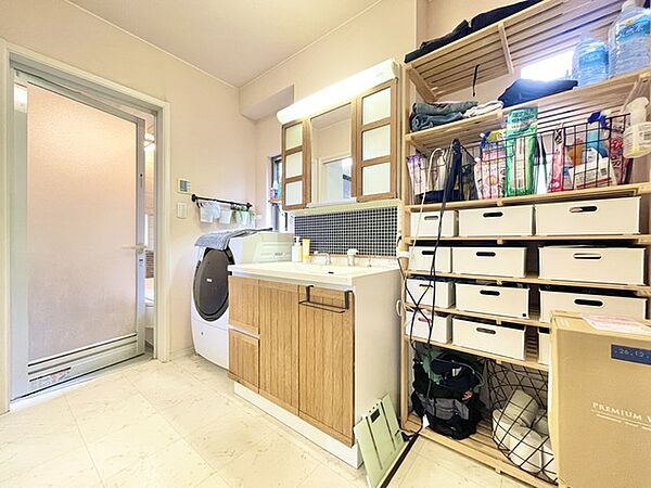 洗面脱衣室はゆとりある広さを確保しており、整然と整理ができる豊富な収納と、忙しい朝の身だしなみチェックにも重宝する機能的な設備が、日々の暮らしに心地よい調和と落ち着きをもたらします。