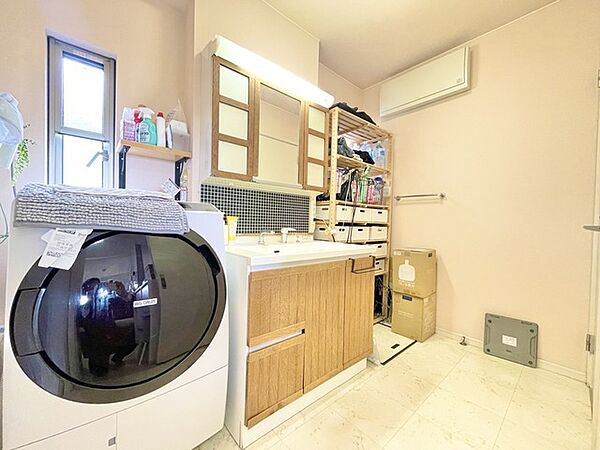 温かみのある木目調の素材が日々の暮らしに自然と馴染み、清潔感と心地よい落ち着きが同居する空間です。