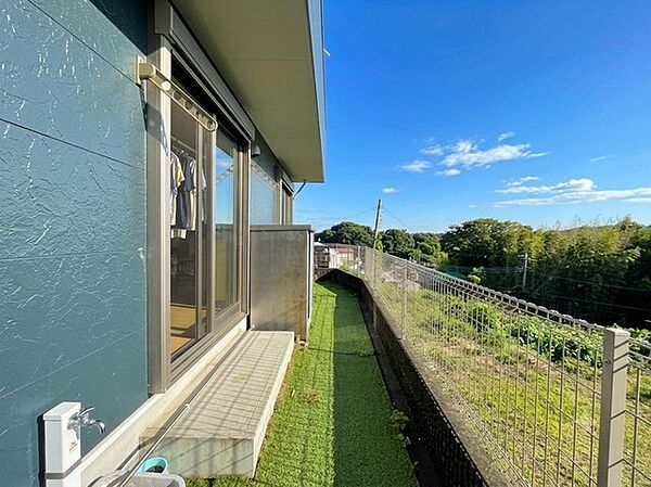空の青さと豊かな緑を間近に感じられる場所で、日々の暮らしに心地よい開放感と安らぎをもたらしてくれる穏やかな時間が流れています。