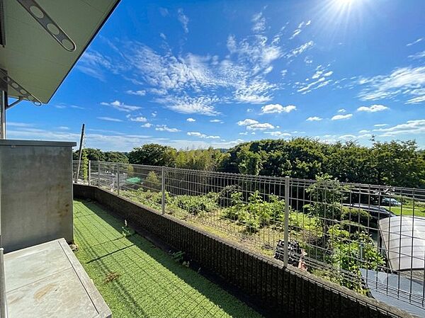 南東向きの開けた眺望が広がり、遮るもののない空の広さと心地よい風が日々の暮らしに穏やかな開放感をもたらしてくれます。