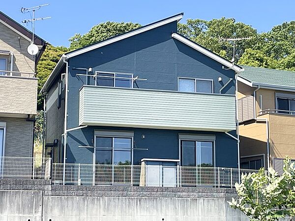 住友不動産の注文建築ならではのこだわりが息づく、洗練された配色が印象的な外観。落ち着いた佇まいの中に機能美が調和し、街並みの中で確かな存在感を放ちながら、住まう方の暮らしを静かに彩ります