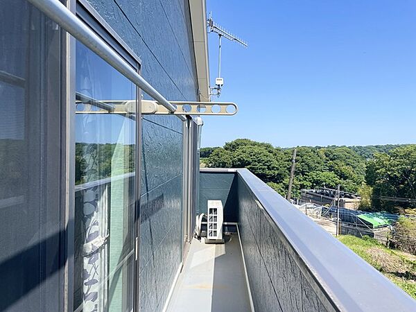お洗濯干しやお布団干しの強い味方のバルコニーは2部屋を行き来ができるワイドバルコニー