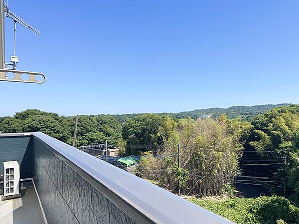 視界を遮るもののない開放的な眺望が、日々の暮らしに心地よいゆとりをもたらし、空と緑のコントラストが心を穏やかに解きほぐしてくれるような安らぎの風景です
