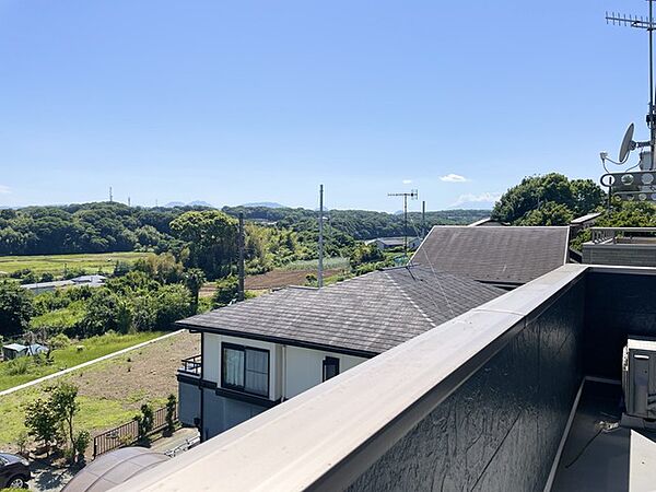 空がどこまでも高く広がる開放的な眺望。心地よい風が吹き抜け、季節の移ろいを感じながら穏やかな日常を過ごせる、恵まれた住環境がここにあります
