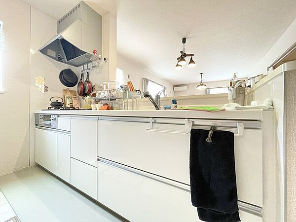 リビングの様子を見ながら料理をすることができるシステムキッチン 収納スペース+調理スペースも多く、奥様にも人気です♪