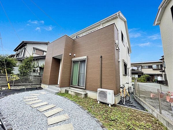 玄関へのアプローチもオシャレなデザインで設計されており、照明などを設置すればさらに素敵なお家にアレンジできそうです