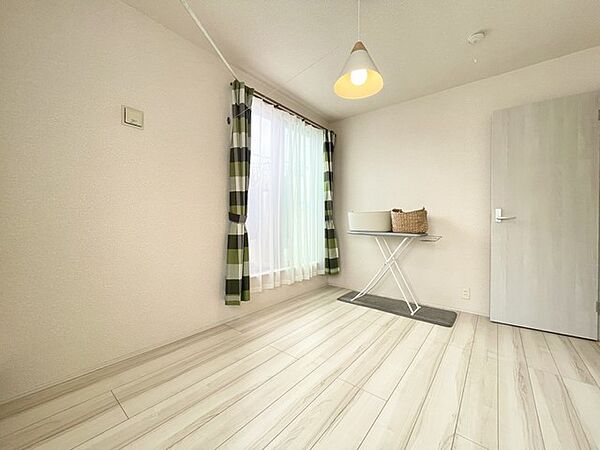 バルコニーには2部屋から出入りが可能となっております