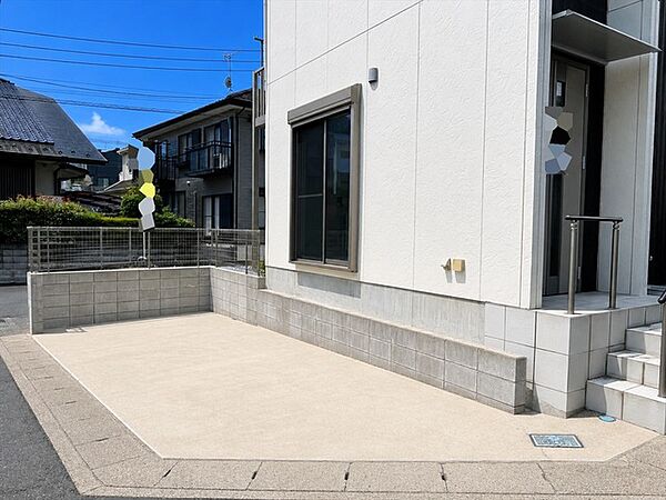 車種を選ばないカースペース1台あり。 南向きのカースペースで、駐車も洗車もしやすいです。