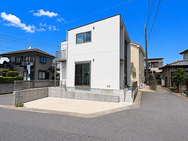 3方向角地で開放感利あります。 リフォーム前です。