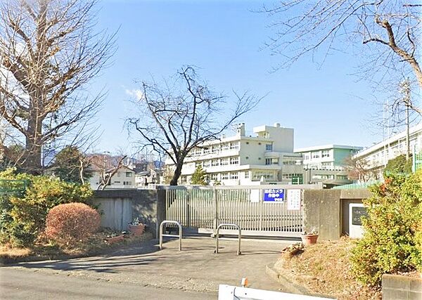 厚木市立緑ケ丘小学校（550m）